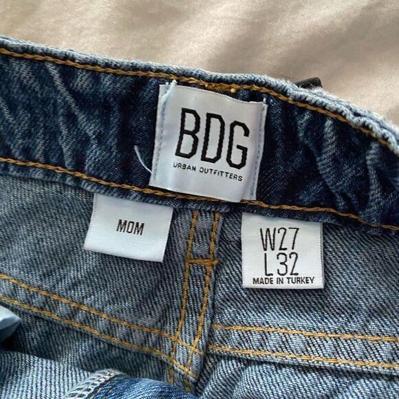 NWT BDG Mom High Waisted Tapered Leg Jeans Medium Wash Distressed Size 27 - Picture 6 of 8